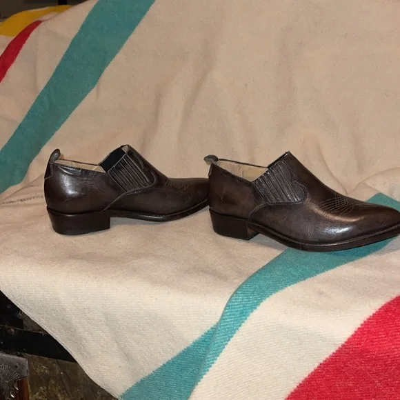 Frye Women’s size 7 cowboy Boots. Heeled. Ankle height Elastic sides. Br leather - Picture 10 of 11